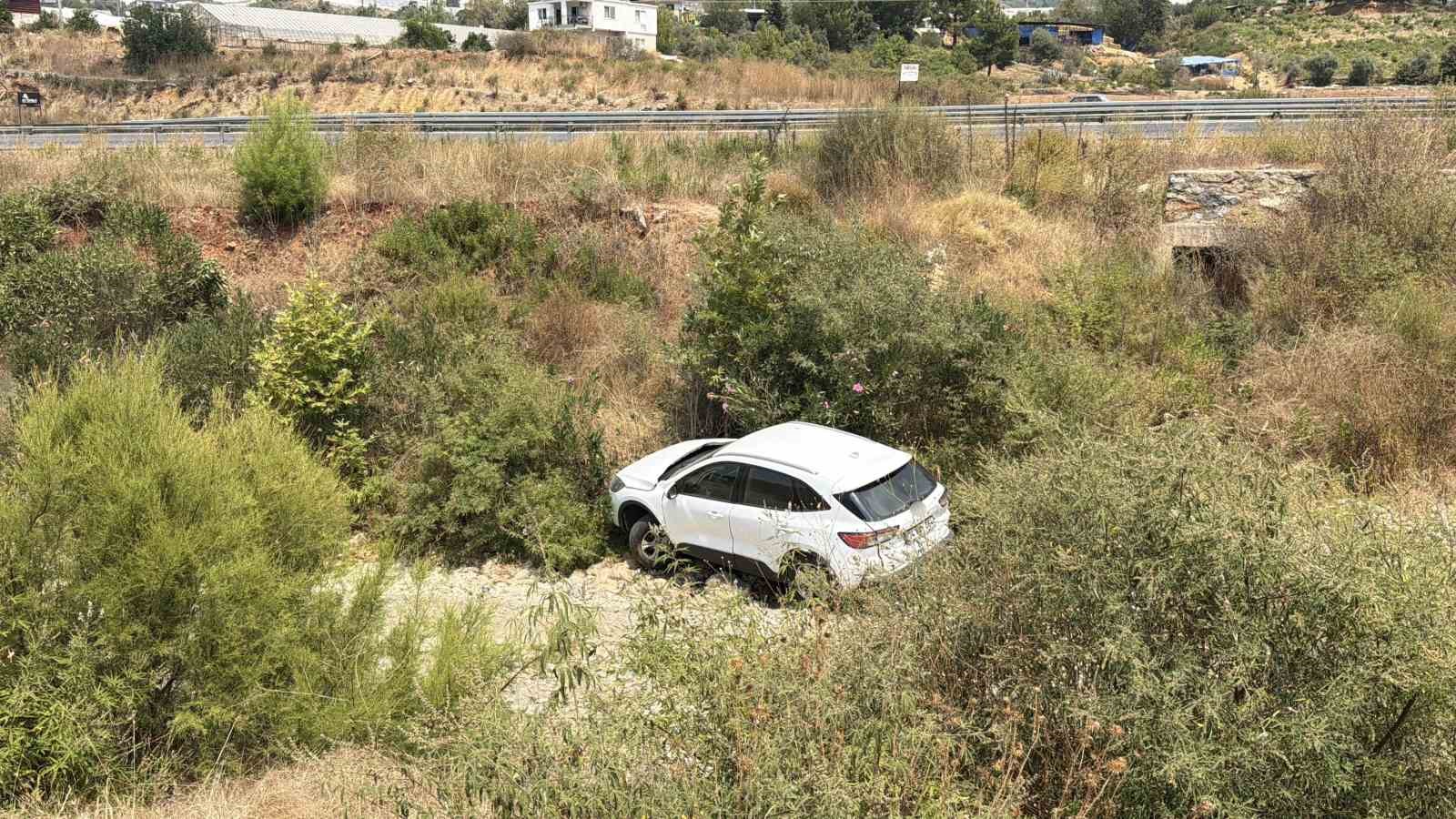 antalya-da-otomobil-dereye-uctu-1-yarali