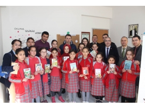 Minik Öğrencilerin Kütüphane Sevinci