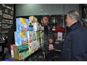 Bakan Akar, Yüksekova’da Esnaf Ziyareti Yaptı