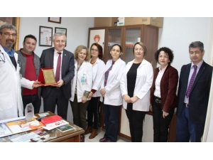 Kendileriyle Yakından İlgilenen Sağlık Personeline Teşekkür Etti