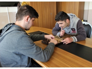 Görme Engelli 2 Öğrencinin 11 Yıllık Dostluğu Örnek Oluyor