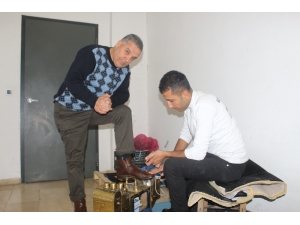‘Kurumsal’ Ayakkabı Boyacısının Meslek Aşkı