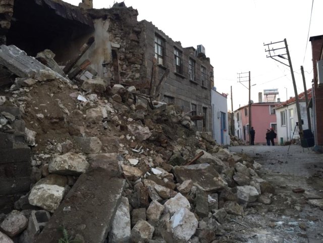 Ayvacık'taki Depremin Bilançosu Günün Ağarmasıyla Gözler Önüne Serildi