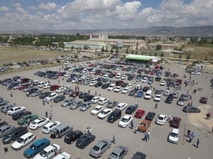 Tepebaşı’nın Oto Pazarına İlgili Sürüyor
