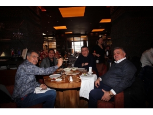 Beşiktaş Teknik Heyeti Ve Futbolculara Japon Yemeği