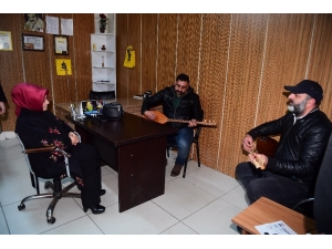 Esnaf ‘Başkanım’ Dedi, Sazla Türküyle Karşıladı