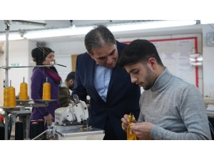 Ak Partili Başkan Adayı Gençlerle Bilardo Oynayıp, Fırında Ekmek Pişirdi