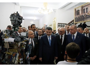 Cumhurbaşkanı Erdoğan Öğrencilerin Projelerini İnceledi