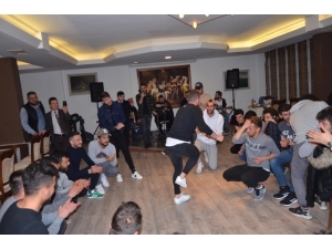 Taraftardan Teknik Ekip Ve Futbolculara Yemek