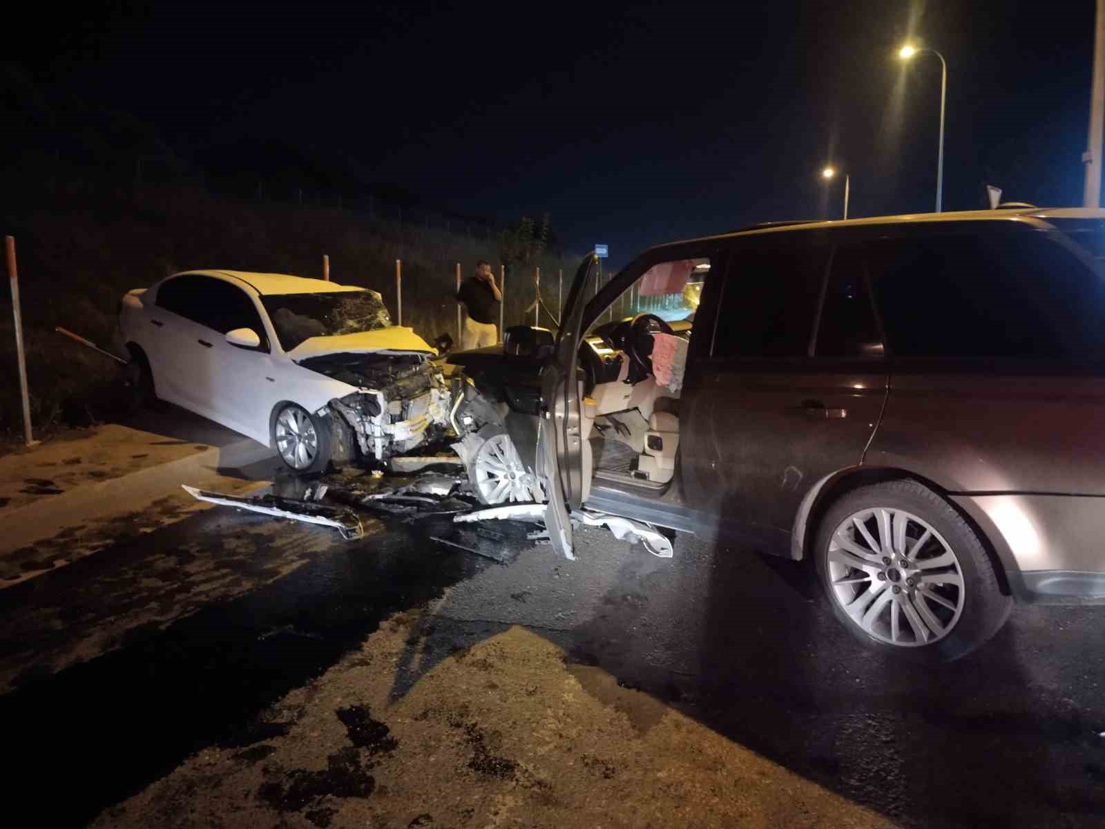 sancaktepe-de-ters-yonden-gelen-otomobil-2-araca-carpti-2-si-agir-5-yarali