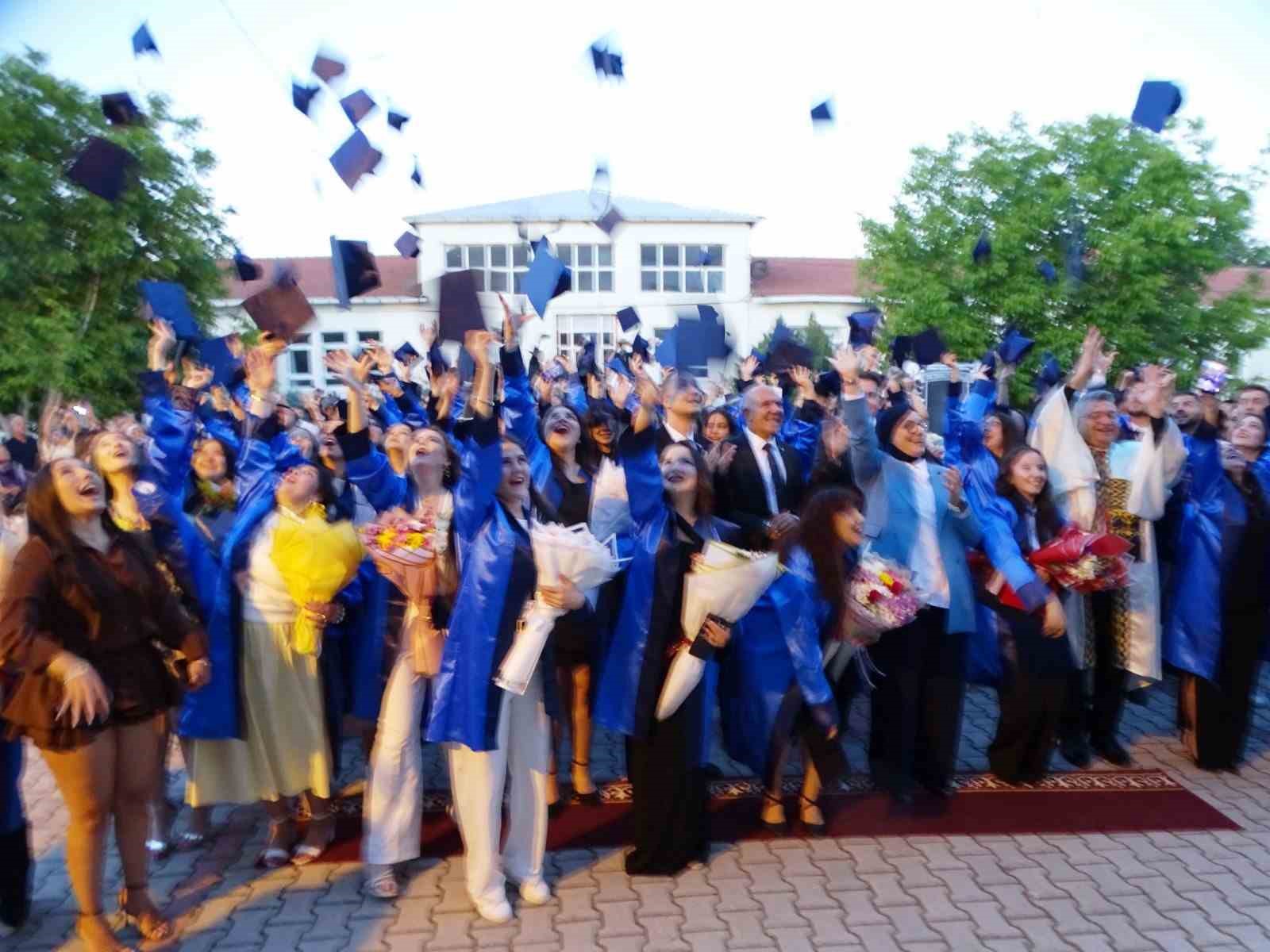 hisarcik-myo-da-160-ogrenci-mezuniyet-sevinci-yasadi