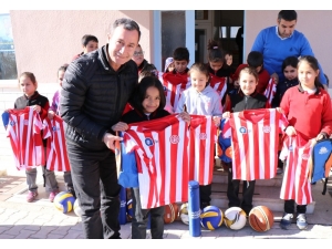 10 Bin Öğrenciye 27 Bin Spor Malzemesi