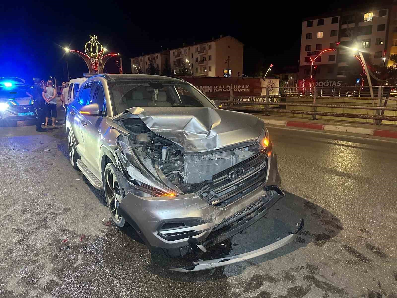 usak-ta-iki-otomobil-carpisti-2-si-cocuk-6-yarali