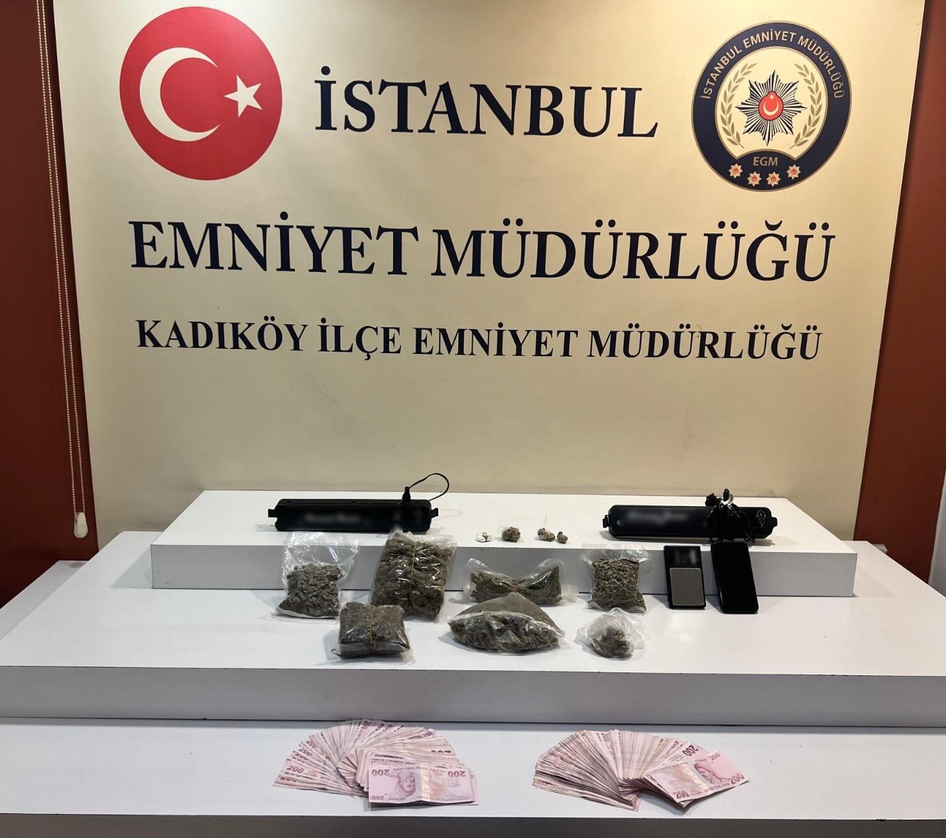 kadikoy-de-narkotik-operasyonu-is-yerindeki-gizli-bolmeden-uyusturucu-cikti
