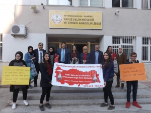 Öğrenciler Vatandaşlara Ördükleri Fileleri Dağıttı