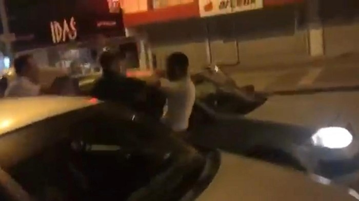 ankara-da-iki-surucu-trafikte-yumruklu-kavga-etti