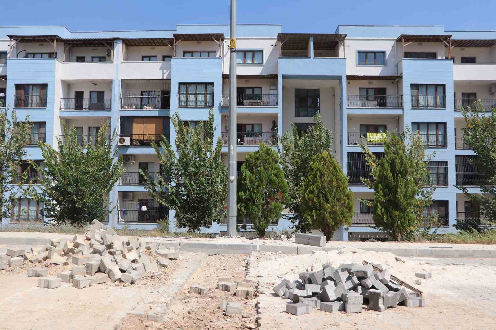 bakanligin-yaptigi-toplu-konutlar-belediyeden-yol-bekliyor