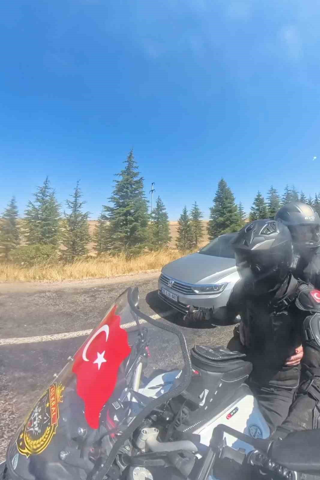 otomobilin-motosikleti-sagindan-tehlikeli-gecisi-kask-kamerasina-yansidi