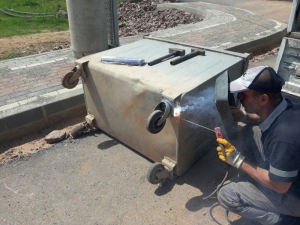 İzmit Belediyesi Konteynerleri Onarıyor