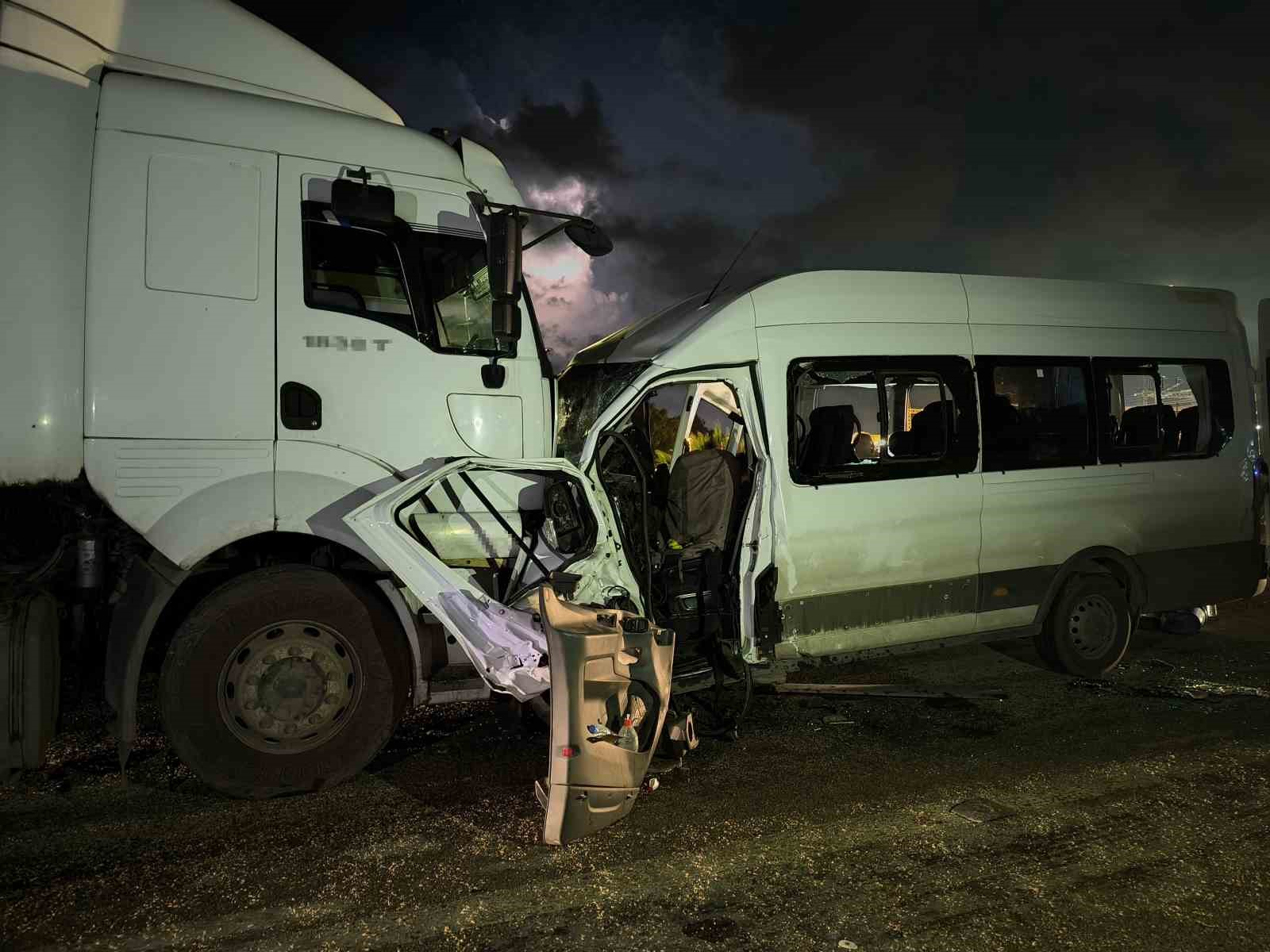 hatay-da-isci-servisi-tirla-kafa-kafaya-carpisti-1-olu-15-yarali