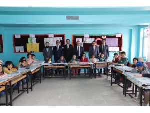 Çukurcalı Öğrencilere Kitap Dağıtımı