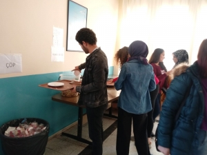 Yemeklerini Barınaktaki Sokak Hayvanlarıyla Paylaşıyorlar