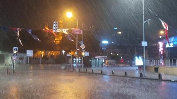 istanbul-da-gece-saatlerinde-aniden-bastiran-saganak-etkili-oldu
