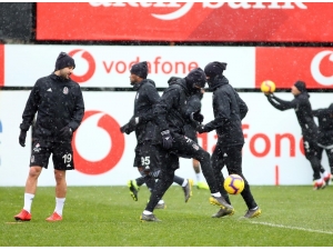 Beşiktaş, Kar Yağışı Altında Çalıştı