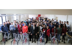 Uşak’ta Gençlere Kitap Ve Bisiklet Hediye Edildi