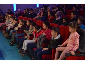 “Başa Bela Mikroplar” Adlı Tiyatro Oyununa Çocuklar Yoğun İlgi Gösterdi