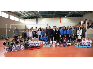 Başkan Çelik, Spor Malzemesi Dağıtım Törenine Katıldı