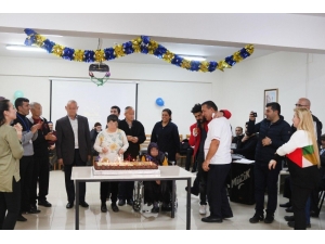 Yaşlılar Yeni Yaşlarına Oynayarak ’Merhaba’ Dedi