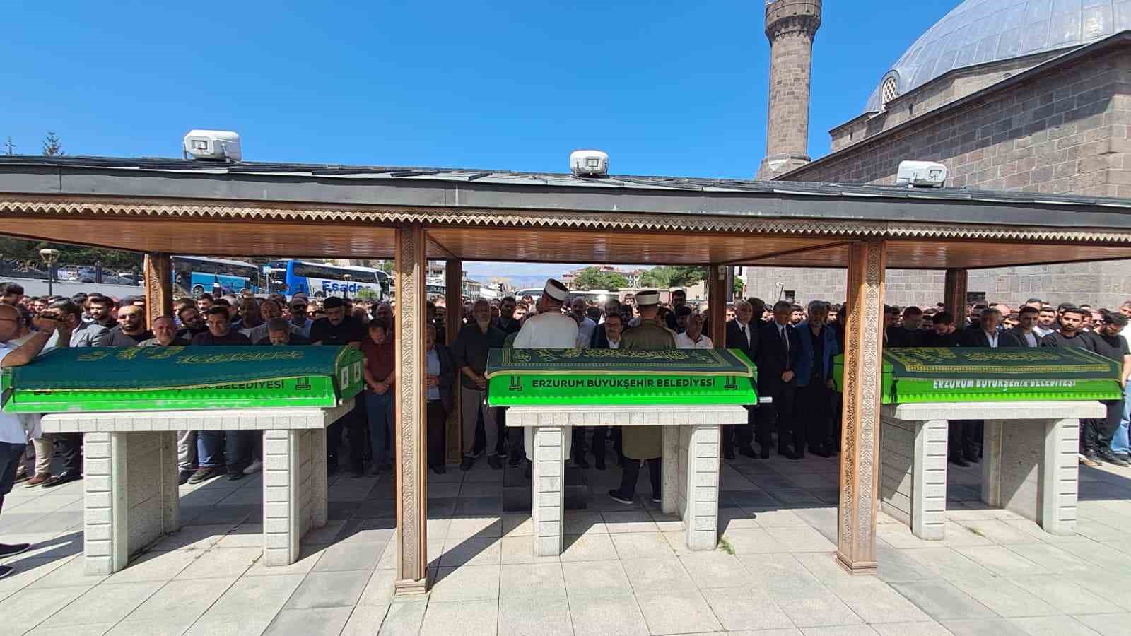 kazada-hayatini-kaybeden-3-genc-gozyaslariyla-topraga-verildi-bu-aciya-yurek-dayanmaz