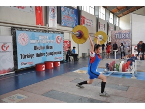 Türkiye’nin Genç Haltercileri Simav’da Kıyasıya Yarıştı
