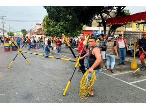 Başkan Maduro, Ülkeye Yapılan İnsani Yardımları Engelliyor