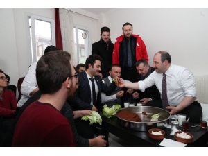 Bakan Varank: "Gençlerimizin Oylarına Talip Olmak İçin Elimizden Geleni Yapıyoruz"