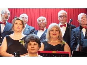 85’lik Türkücü Sesiyle Koroya Renk Katıyor