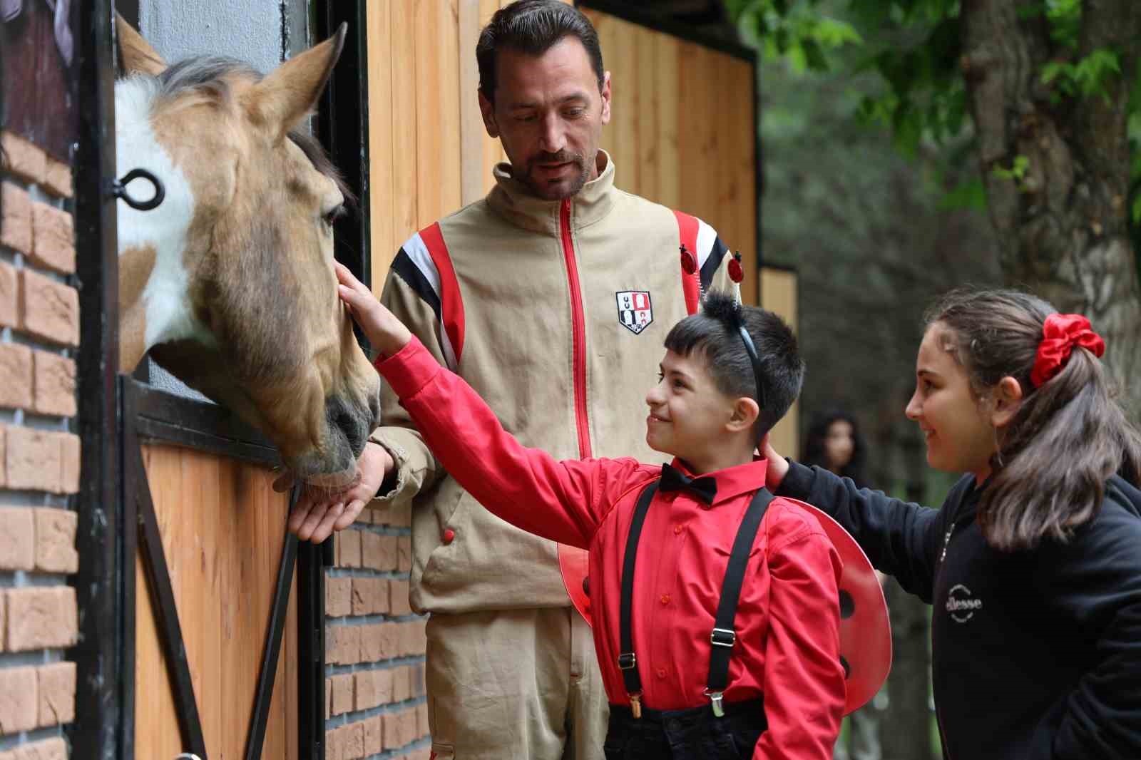 akademisyenler-ve-ozel-cocuklar-at-terapisi-etkinliginde-bir-araya-geldi