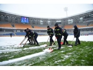Fatih Terim Stadyumu’nda Kar Temizleme İşlemleri Sürüyor