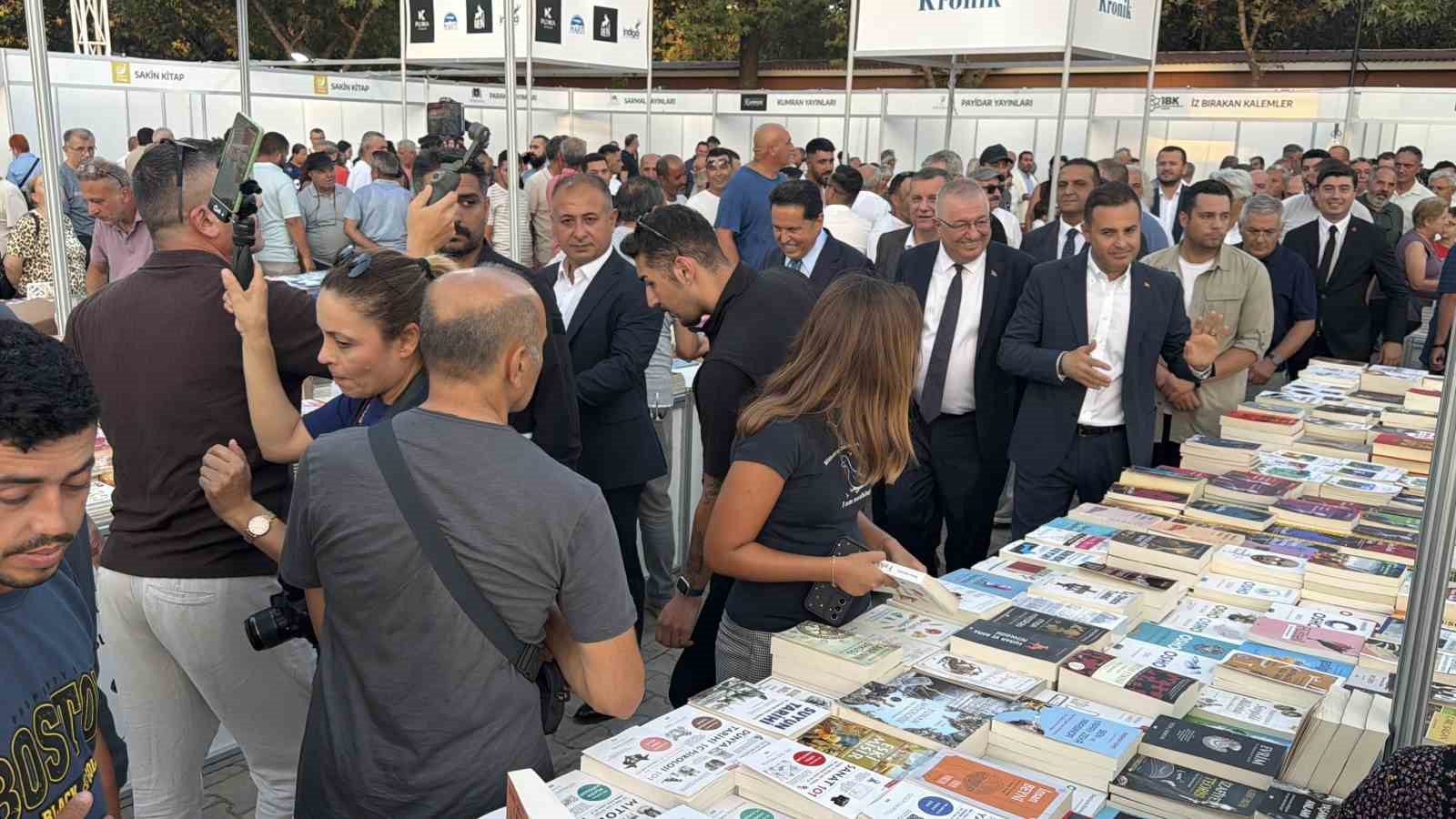 8-edremit-kitap-fuari-kitapseverlere-kapilarini-acti