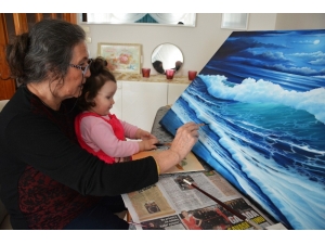 Ressam Anneanne Torununa Resim Sevgisini Aşılıyor