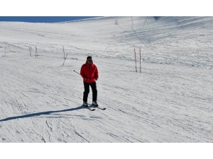 Vali Akbıyık Vatandaşlarla Birlikte Kayak Yaptı