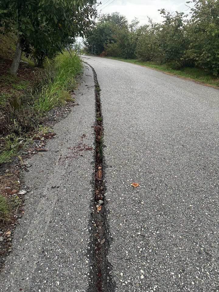 fiber-internet-icin-kazilan-yol-kapatilmadi-koy-sakinleri-tepki-gosterdi