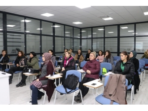 Kadınlar Aile Konusunda Bilgilendiriliyor