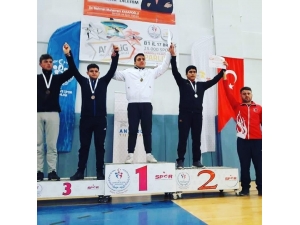 Güreşçiler Madalya İle Döndü