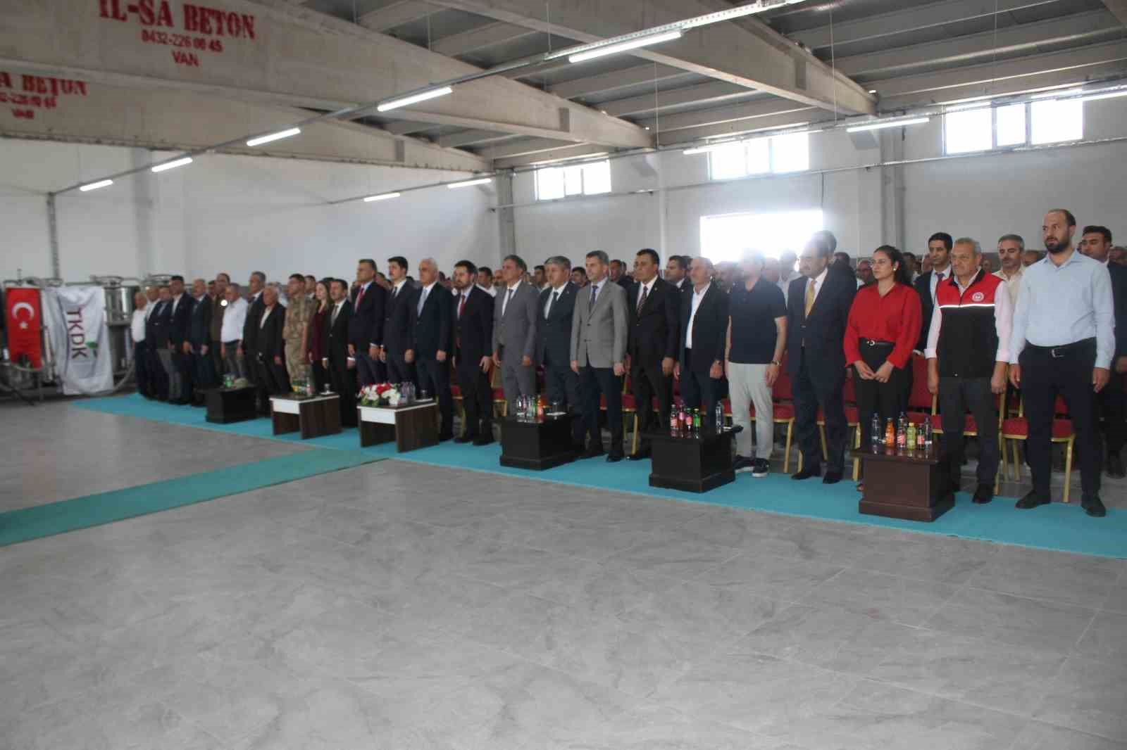 malazgirt-te-sut-toplama-merkezi-torenle-hizmete-acildi