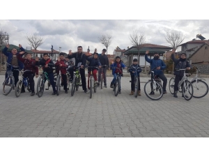 Minik Öğrencilerin Bisiklet Turu Keyfi