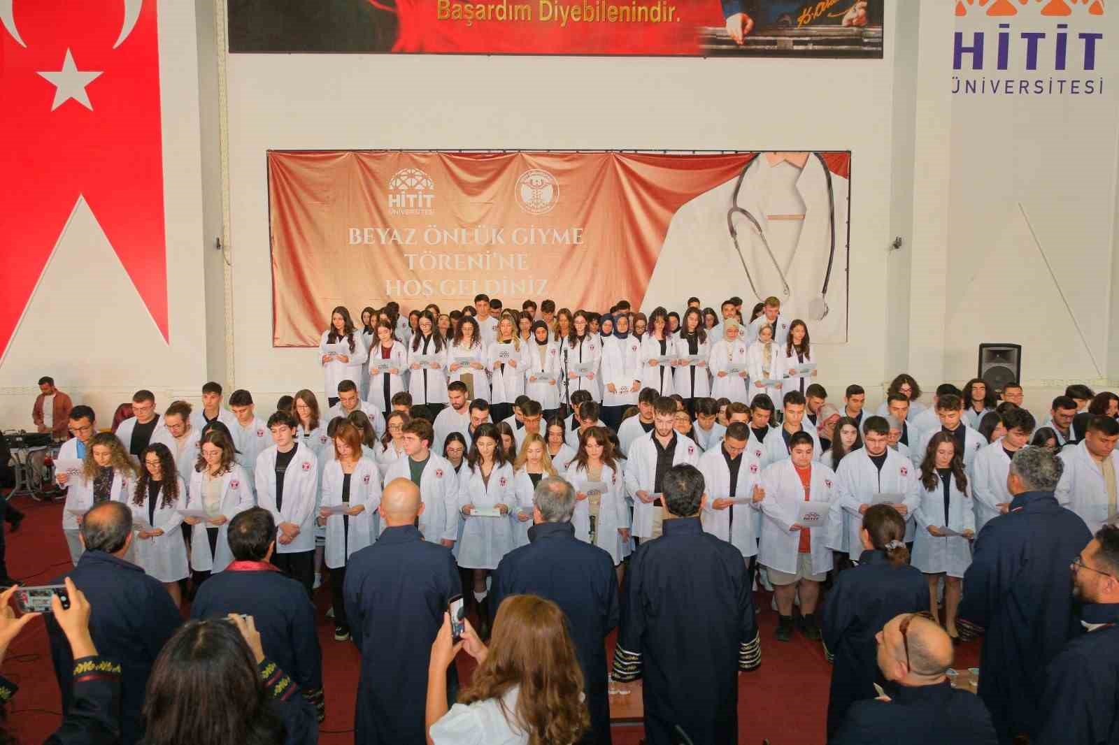 hitit-universitesinde-beyaz-onluklerini-giyen-ogrenciler-hekimlik-andini-okudu