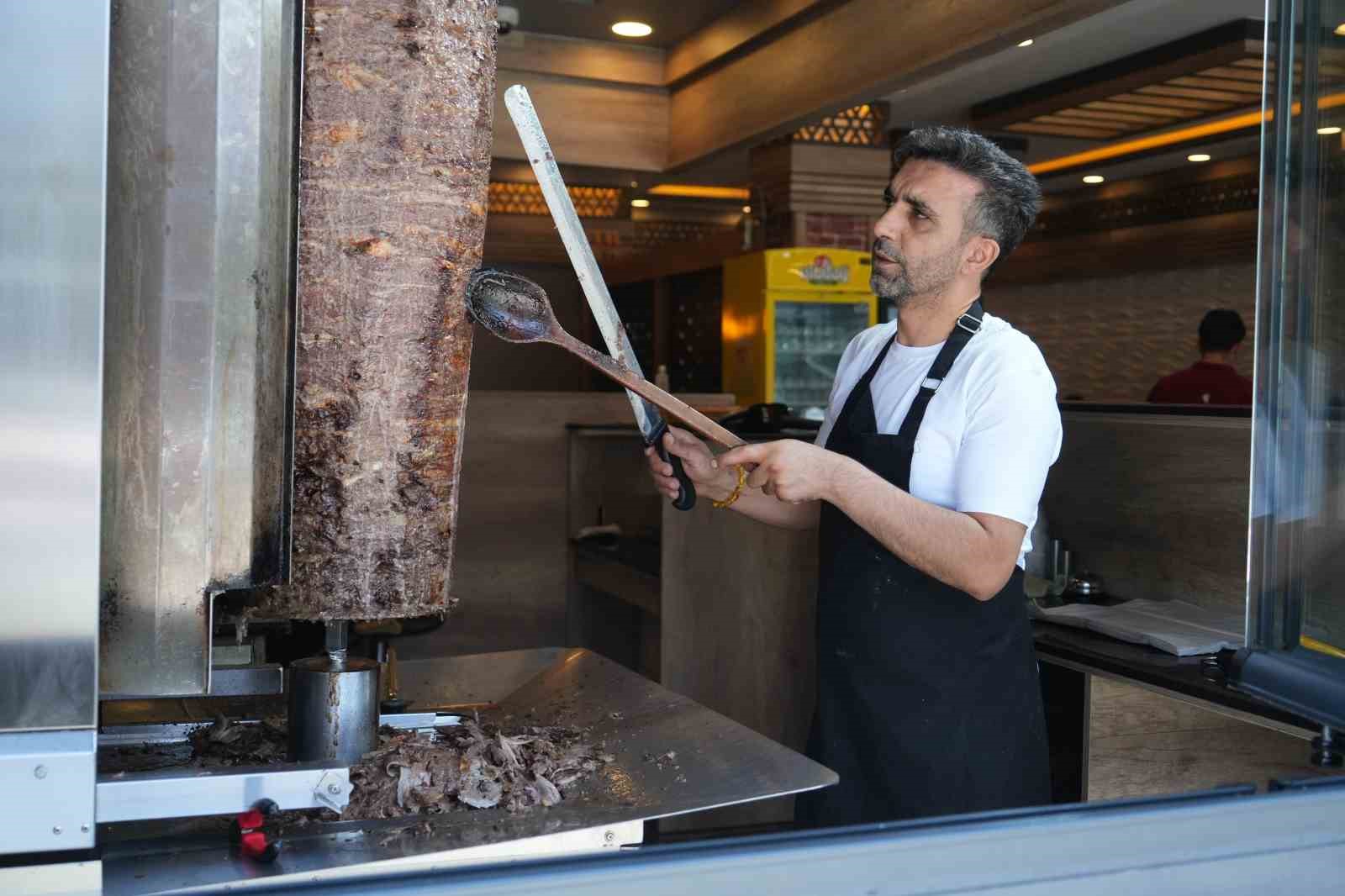 mus-ta-doner-ustalari-60-dereceyi-bulan-sicaklikta-mesai-yapiyor