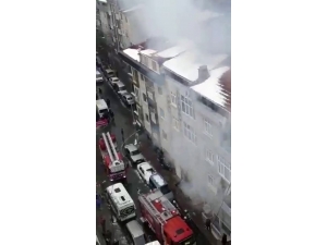 Gaziosmanpaşa’da Çöplüğü Andıran Çatı Alev Alev Yandı